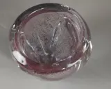 Un bol en verre soufflé, aux reflets pourpres et inclusions, évoquant l'art de André Thuret.