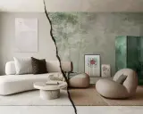 Modernt vardagsrum med en vit soffa och ett runt soffbord, kontrasterat av en vägg med skogstryck och en grön vikskärm. En hyllning till svenska designklassiker.