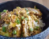 Oishi! Ein dampfendes Schüsselchen mit Reis, bedeckt mit knusprigem Hähnchen, Ei und Frühlingszwiebeln – ein Klassiker der japanischen Rezepte.