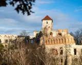 Ruiny zamku na wzgórzu, z wieżą i murami. Ile jest zamków w Polsce? Tysiące!