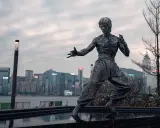 Pomnik Bruce'a Lee w Hong Kongu, przypominający o jego mądrości i sile. "Bądź jak woda" - to tylko jeden z wielu inspirujących bruce lee cytaty.