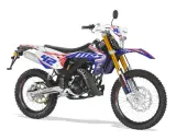 Motocykl enduro z numerem 42, gotowy na przygodę. Czy enduro można jeździć po ulicy? Ten model wygląda na wszechstronny.