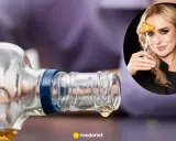 Ostatnia kropla alkoholu z butelki, a w tle kobieta z młoteczkiem neurologicznym. To może być urwanie filmu po alkoholu.