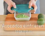 So kann man Avocado einfrieren: Scheiben in einem Behälter vorbereiten.