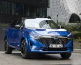 Niebieski Nissan Qashqai z czarnym dachem, nowoczesny design. Sprawdź atrakcyjną nissan qashqai cena.