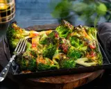 Ugnsrostad broccoli med en härlig dressing. Perfekt som tillbehör eller en lätt måltid.