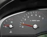 El tacómetro muestra que es el ralenti, con el motor a unas 800 RPM. El indicador de temperatura está en la zona fría.