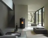 Poêle à pellet moderne dans un salon épuré. La question "peut-on laisser un poêle à pellet la nuit" est pertinente pour ce type de chauffage.