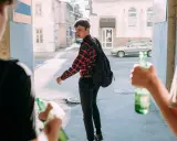Młodzi ludzie z butelkami piwa. Zastanów się, co grozi za picie alkoholu w wieku 17 lat.