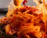 Würziges Kimchi, das zeigt, wie man Kimchi macht. Knackiger Chinakohl mit roter Chilipaste und Sesam.