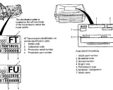 Placas de identificación de transmisión y PCM. El lado derecho de un coche no se muestra, pero sí las etiquetas de identificación de la transmisión.