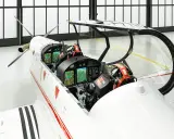 Das Cockpit eines Pilatus PC-7 mit modernen Displays und Sitzen.