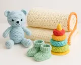 Osito azul de crochet, mantita, patucos y torre de aros de colores. Un set perfecto de crochet bebe.