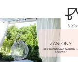 Białe zasłony na balkonie w bloku tworzą przytulną atmosferę. Wygodny fotel wiszący i zielone drzewa dopełniają ten relaksujący zakątek.
