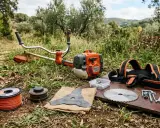 Desbrozadora con varios tipos de discos para maleza, hilo y arnés. Herramientas para el jardín.
