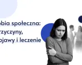 Smutna kobieta z ramionami skrzyżowanymi na piersi, na tle niewyraźnych postaci i tekstu "Fobia społeczna".