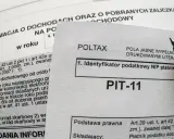 Formularz PIT-11, kluczowy do zrozumienia, jak wypełnić PIT-11 dla pracownika. Widoczny długopis sugeruje bieżące wypełnianie.