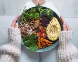 Bunte Bowl mit Quinoa, Avocado, Süßkartoffeln, Pilzen und Gemüse. Perfekt für gesunde, vegane Rezepte zum Abnehmen.
