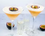 Dwa drinki Pornstar Martini, ozdobione połówką marakui, z kieliszkami z dodatkowym shotem. Idealne, by dowiedzieć się, jak pić.