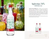 Butelka spirytusu 70% z etykietą "Najlepszy do nalewek". W tle kolorowe nalewki w butelkach. Jaki spirytus do nalewek? Ten rektyfikowany!