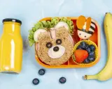Un sándwich de oso, una abeja de huevo, arándanos y una banana: ¡meriendas saludables para niños de 6 a 12 años que son pura diversión!