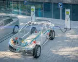 Esquema de coche eléctrico en carga, mostrando su interior y la batería, un paso clave para el reciclaje de baterías.