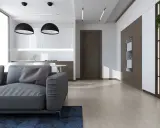 Soggiorno moderno con divano grigio, cucina a vista e scaffalatura illuminata. Ottime idee controsoffitto open space per definire gli ambienti.