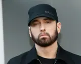Eminem, znany z Detroit, w czapce Kangol.
