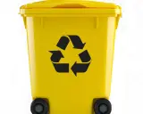 Żółty kosz na śmieci z symbolem recyklingu. Pamiętaj o segregacji, by ułatwić recykling aluminium.