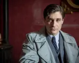Il commissario Ricciardi, con il suo trench e lo sguardo pensieroso, pronto a risolvere i misteri dei libri in ordine cronologico.
