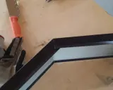 Arbetskläder och verktyg ligger redo för att montera vindskiveplåt nock.