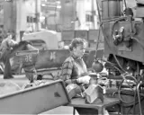 Kvinna arbetar vid maskin i fabriken, en del av arbetskraftsinvandring Sverige 1960.