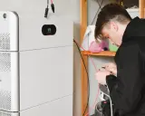 Tekniker kopplar in ett Huawei batteri 5 kWh.