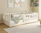 Cama 70x140, ideal para niños pequeños hasta que necesiten una cama más grande. Decorada con cojines y mantas, lista para dulces sueños.