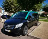 Schwarzer Mercedes-Taxi-Van mit türkisfarbenem Dach in Lissabon. Informieren Sie sich über die Taxi Lissabon Kosten für Ihre Fahrt.