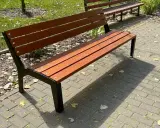 Solidna ławka z desek, idealna na jesienny spacer po parku.