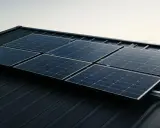 Sju solpaneler, var och en med en storlek på solpanel 400w, monterade på ett mörkt plåttak.