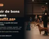 Une femme juge un chien lors d'un concours de beauté canine. La qualité doit être visible.