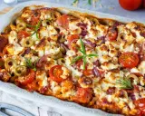Herzhafte Auflauf-Idee: Gebackener Feta mit Tomaten, Oliven und Rosmarin. Perfekt für leckere feta rezepte.