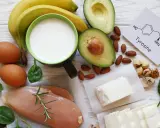 Produkty bogate w tyrozynę: jajka, kurczak, mleko, awokado, orzechy, szpinak. Obok wzór chemiczny tyrozyny.