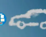 Pegatina ECO DGT en un coche de nubes. Los coches eco pagan impuesto de circulación, pero son más limpios.