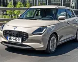 Nowy Suzuki Swift w beżowym kolorze, z nowoczesnym grillem i światłami LED. Sprawdź aktualne suzuki swift - ceny i oferty.