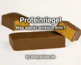 Zwei Schoko-Proteinriegel, einer angeschnitten. Wann proteinriegel essen? Bodystriker.de.