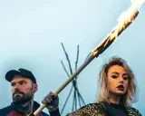 Mężczyzna z tatuażami i kobieta z płonącą pochodnią. Ona mówi: "Ineee zamiast serca mam granat".