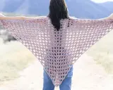 Chal triangular de crochet en tono rosa pálido, ideal para un patrón chal crochet facil.