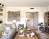 Ideas para decorar un salón moderno y elegante: sofá beige, mesa de centro de madera, arte floral, plantas y detalles acogedores.