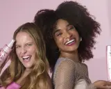 Dos mujeres sonríen, una con pelo liso y otra con pelo esponja, ambas sostienen productos Elseve para un brillo espectacular.