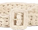 Cinturón de ganchillo color crema con hebilla dorada. Un accesorio artesanal que añade textura a cualquier atuendo.