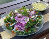 En färgglad sallad med rödbetor, grönkål och havtorn, perfekt som en frisk sallad till julbordet.