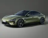 La nouvelle Xiaomi voiture, un SUV vert olive aux lignes futuristes, dévoile son design élégant et ses jantes sportives.